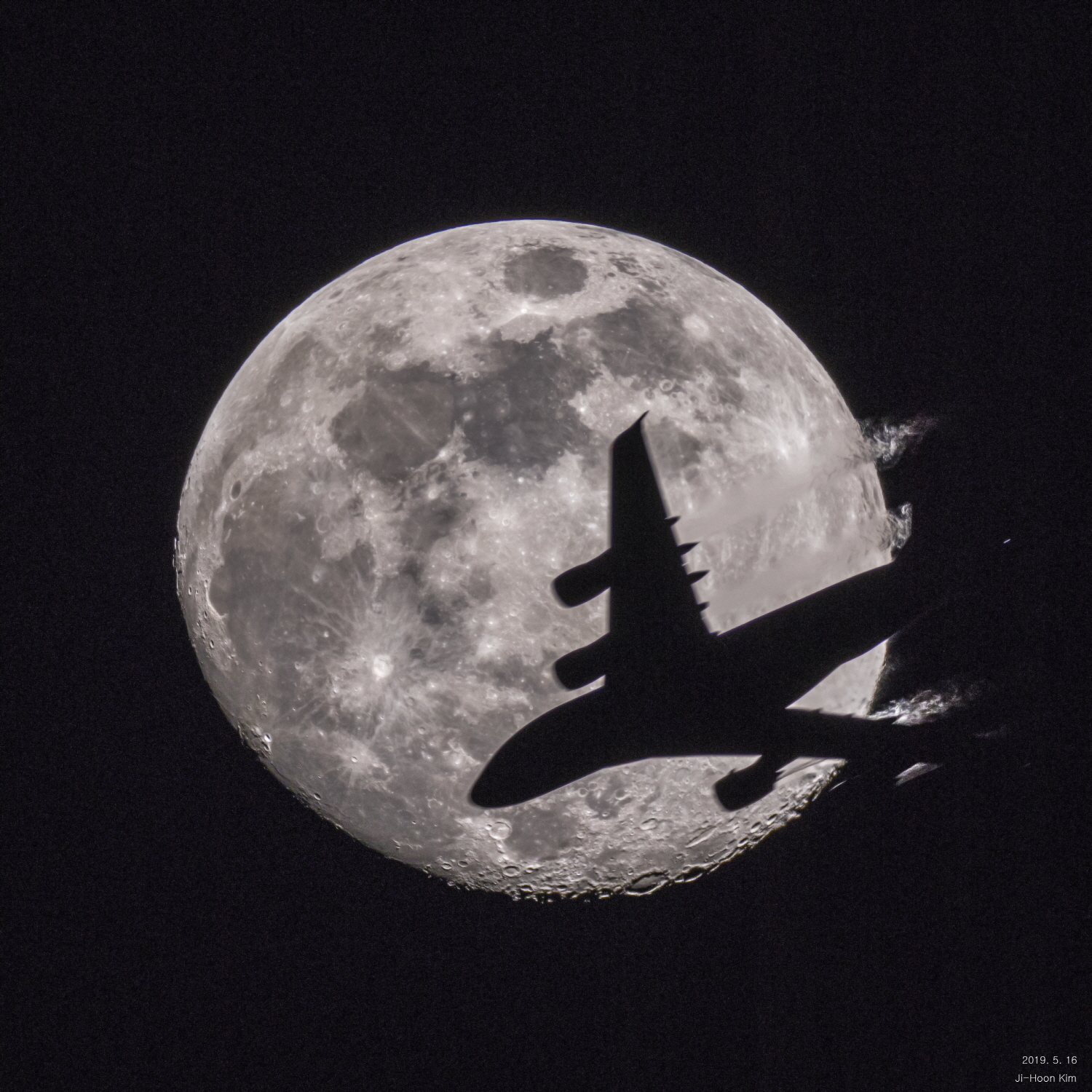 2019.5.16_Moon_&_Airplane.jpg