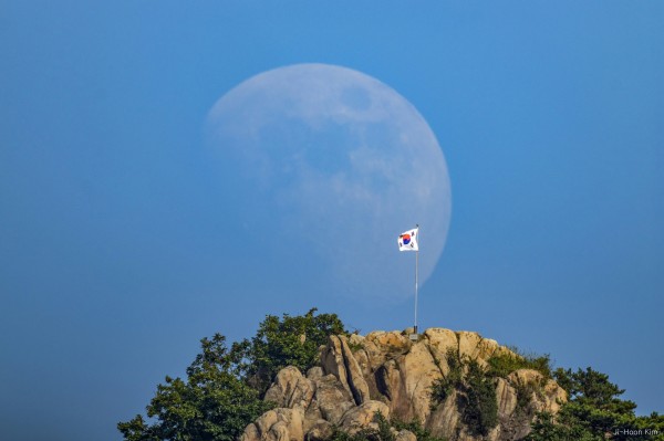 the_moon_and_the_flag_.jpg
